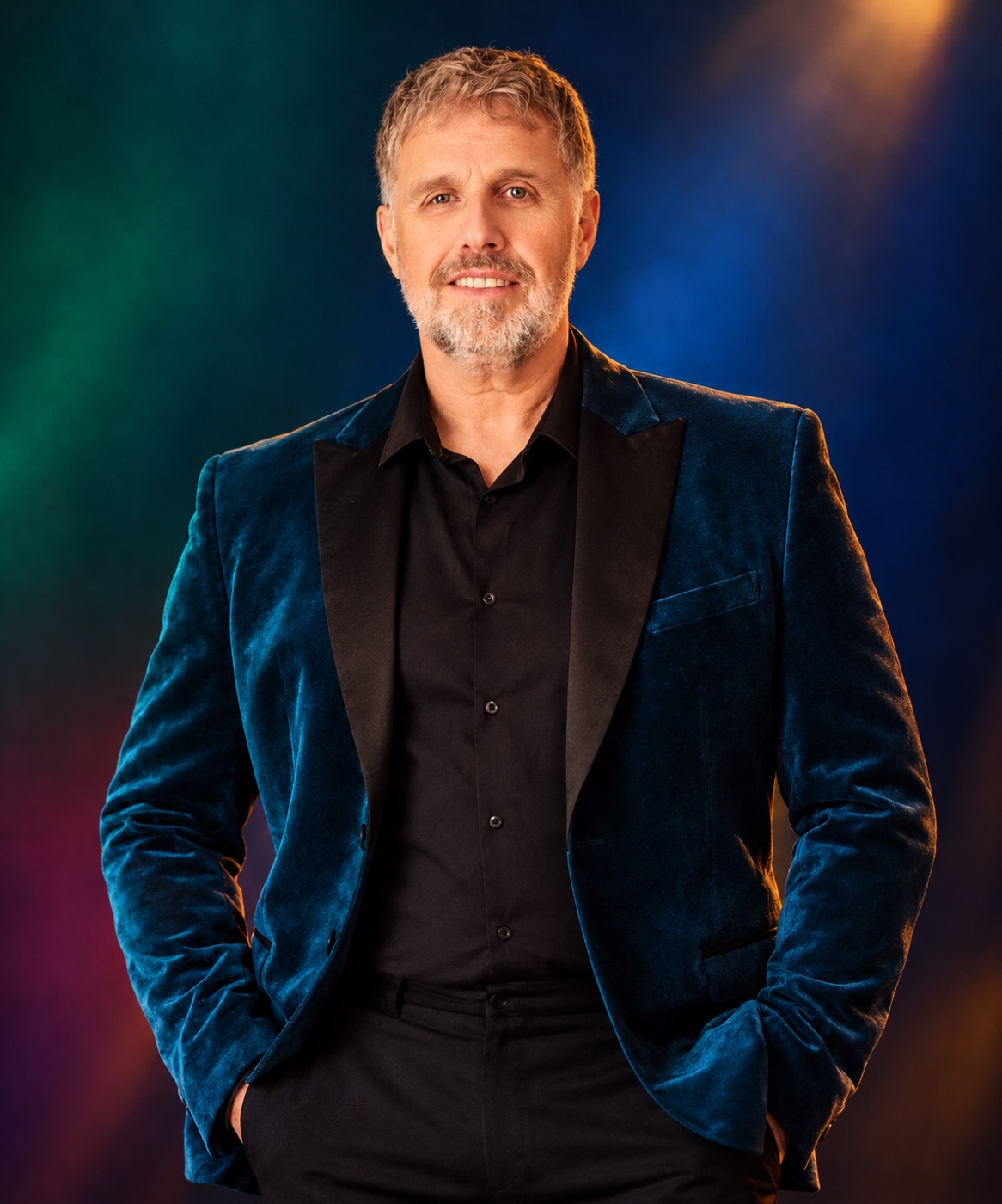 Michel Tasky, retrato de estúdio com paletó de veludo azul
